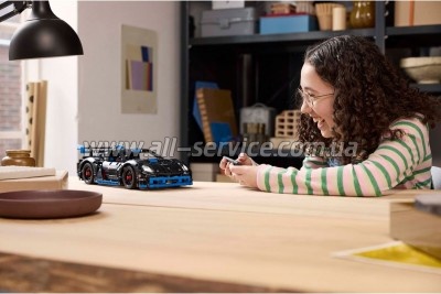 ����������� LEGO Technic ���������� ��� ����� Porsche GT4 e-Performance (42176)