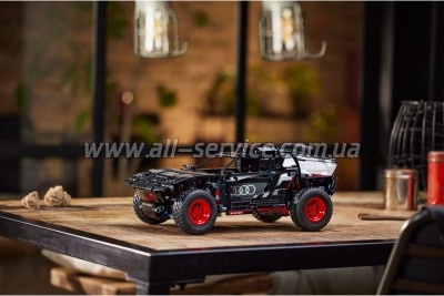 ����������� LEGO Technic Audi RS Q e-tron 914 ������� (42160)
